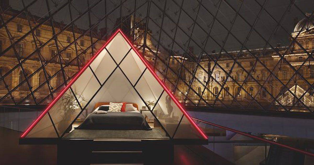 Si pu dormire una notte nella piramide del Louvre di Parigi