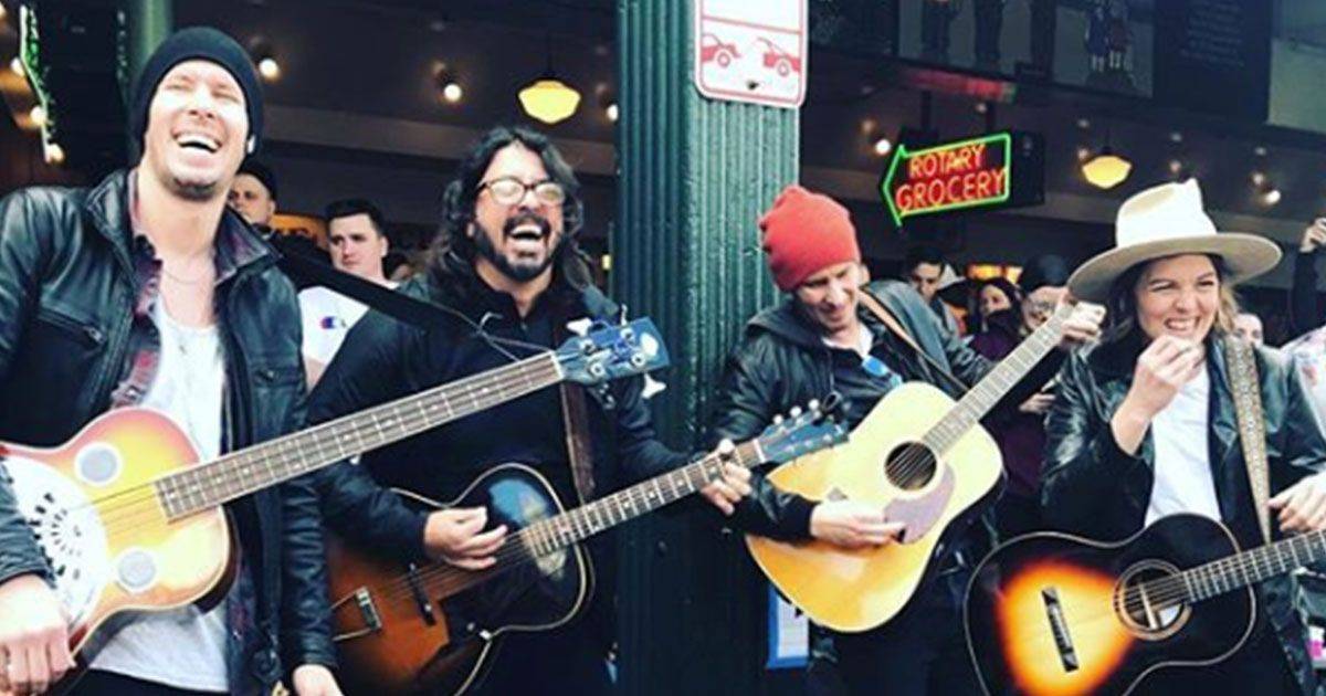Dave Grohl il live set a sorpresa al mercato di Seattle