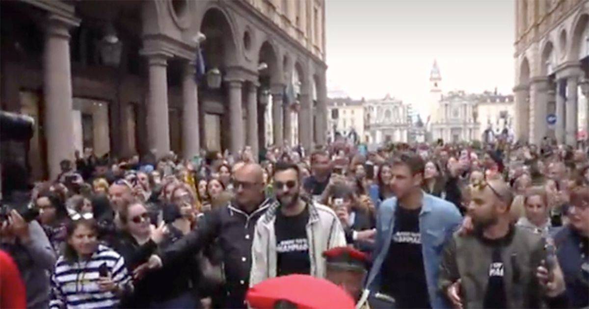 Marco Mengoni show a sorpresa in piazza a Torino
