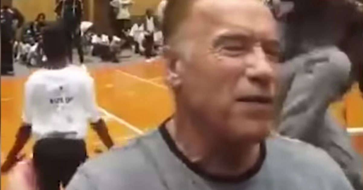 Arnold Schwarzenegger  stato aggredito da un calcio volante