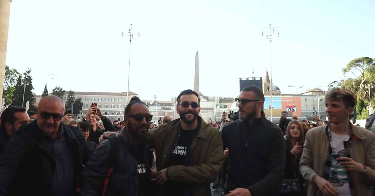  Marco Mengoni a Roma guarda il video del flash mob