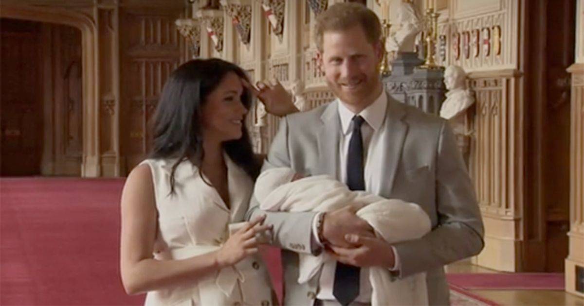 Harry e Meghan presentano Baby Sussex al mondo erede privo di titoli