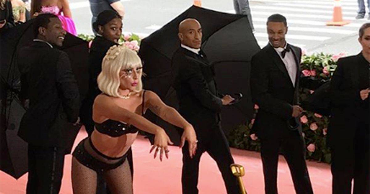 Lady Gaga lo strip tease sul red carpet del Met