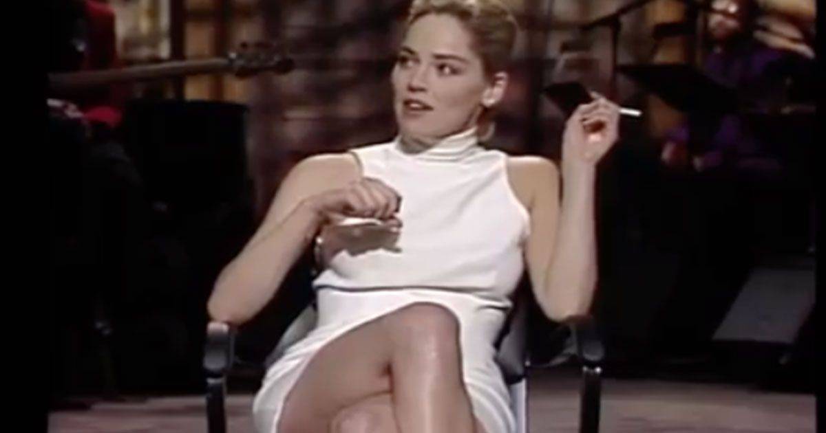 Sharon Stone posa come in Basic Instinct 27 anni dopo