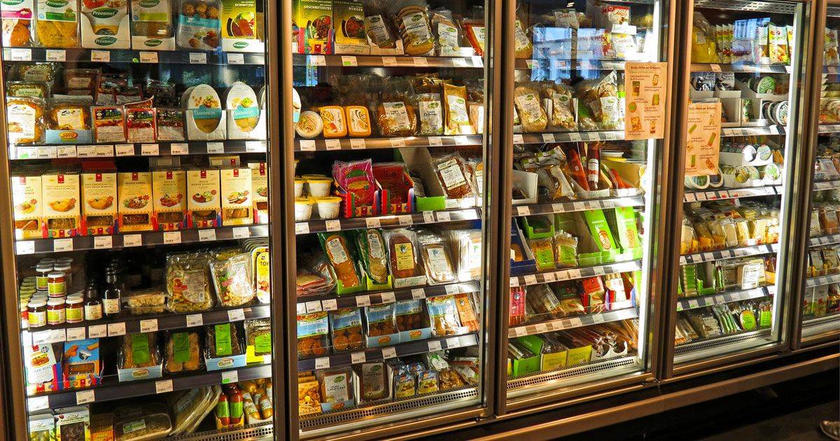 Un uomo si chiude nudo nel frigorifero del supermercato