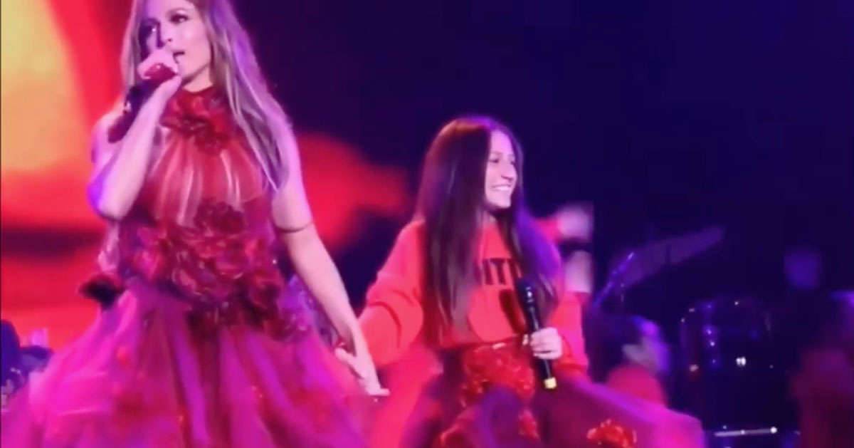 Jennifer Lopez duetta con la figlia nella prima data del tour