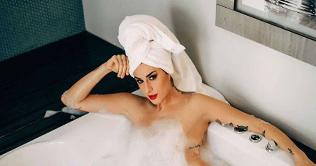 Valentina Vignali su Instagram sexy nella vasca da bagno