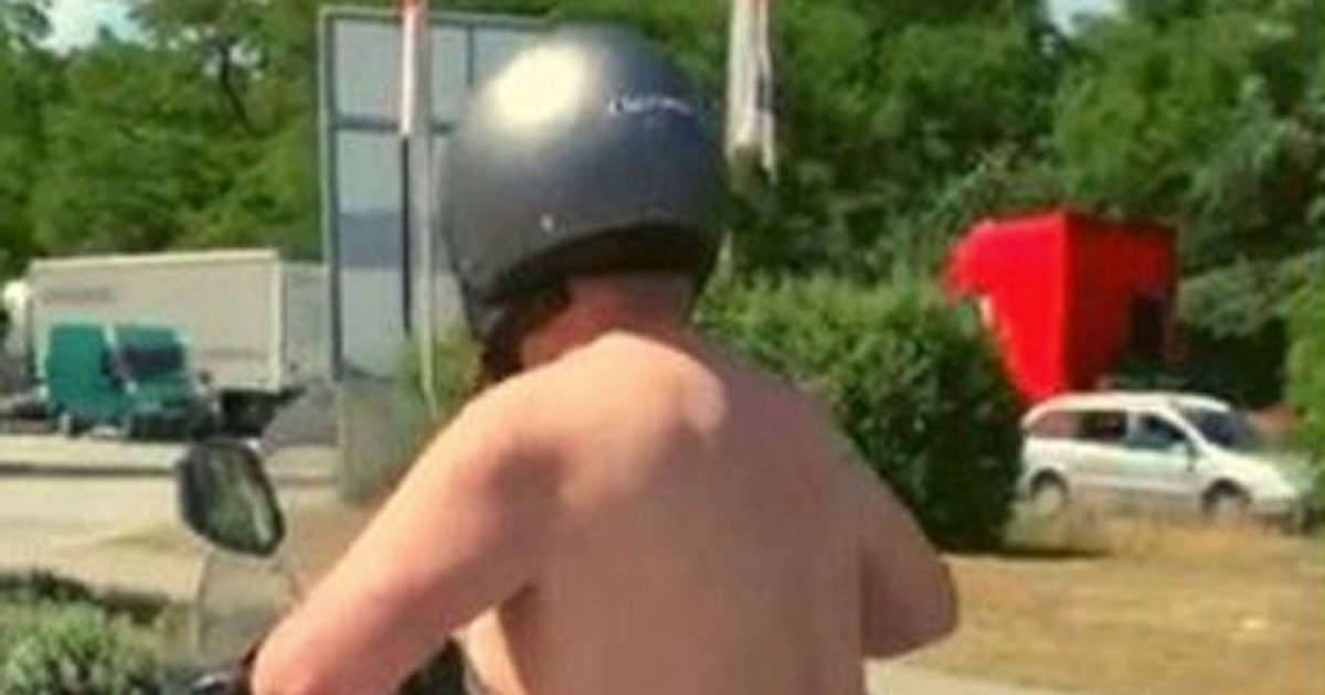 Guida nudo in scooter dice alla polizia Avevo caldo