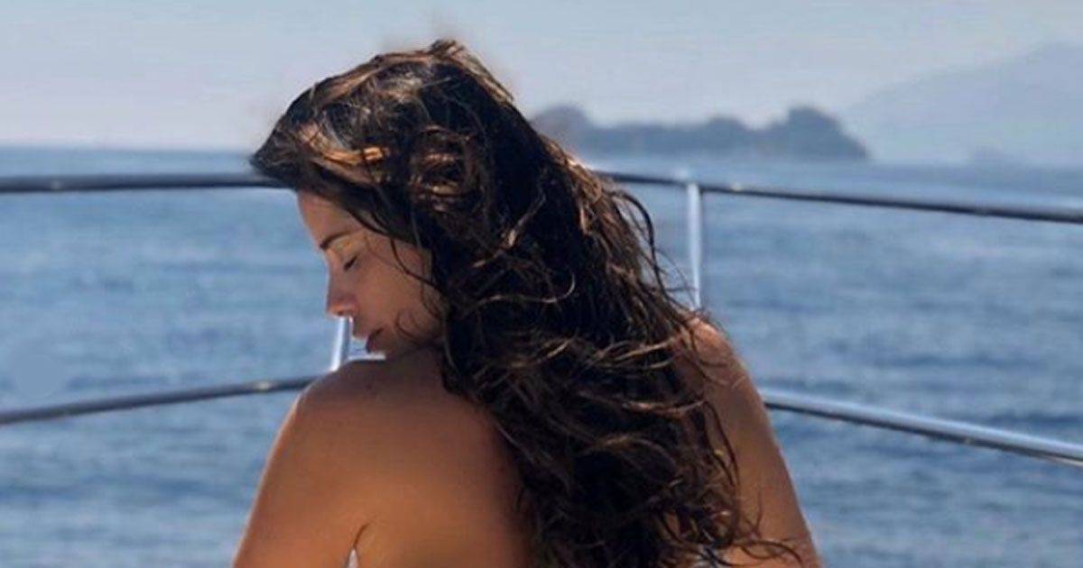 Aida Yespica prende il sole in topless le foto su Instagram