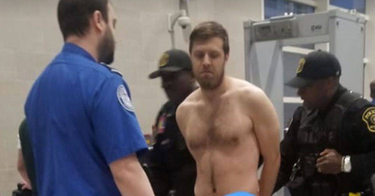 Un uomo in aeroporto si spoglia nudo davanti al metal detector