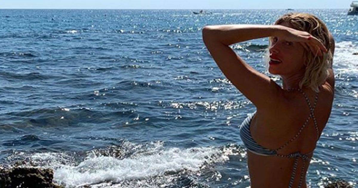 Alessia Marcuzzi  uno schianto in bikini sugli scogli