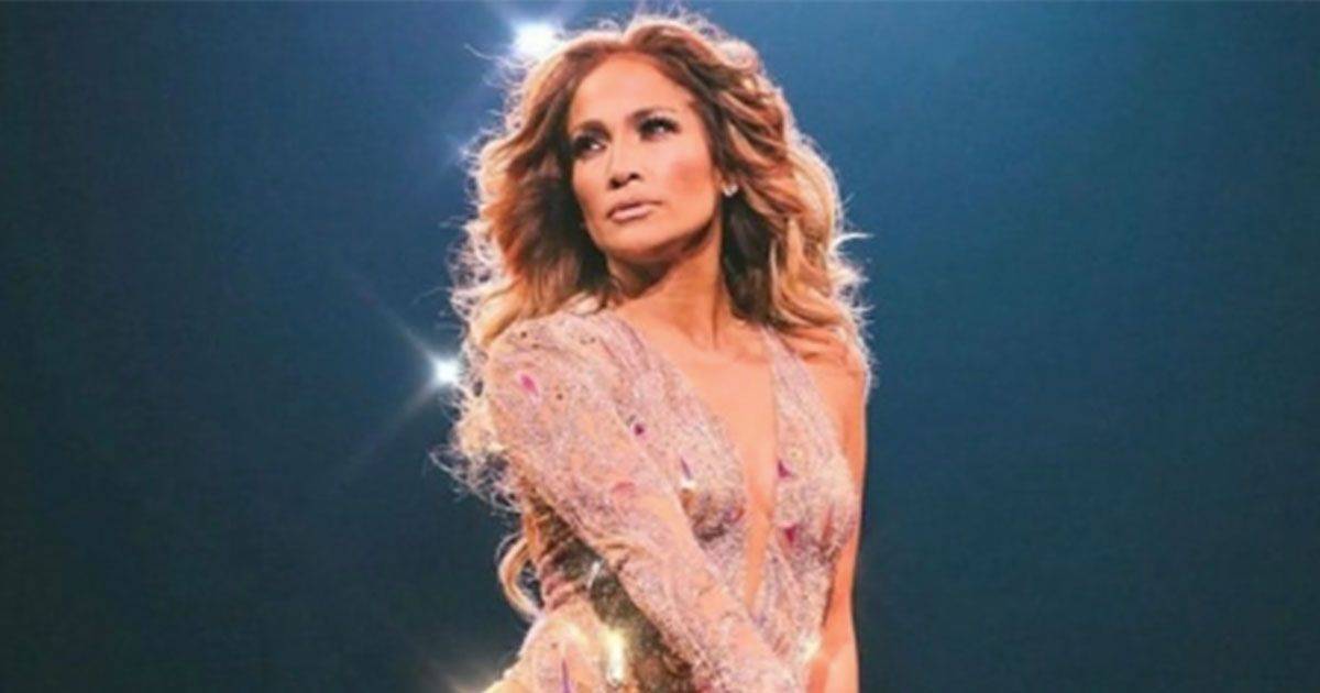 Jennifer Lopez agli American Music Awards lesibizione  bollente