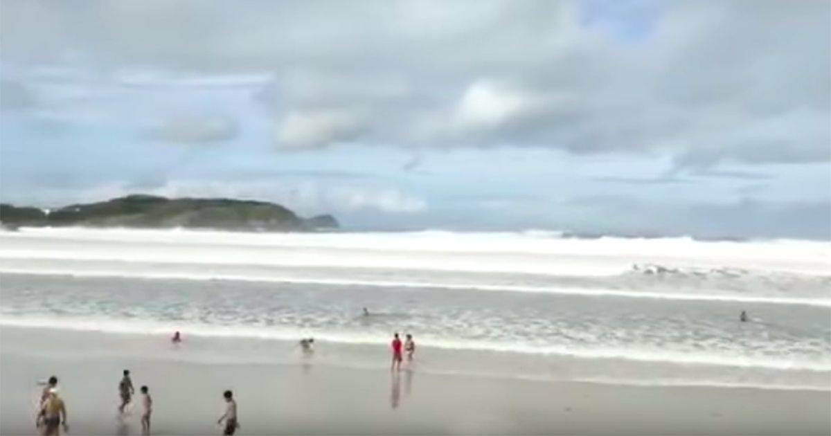 Una super onda si abbatte sulla spiaggia di Rio paura in spiaggia