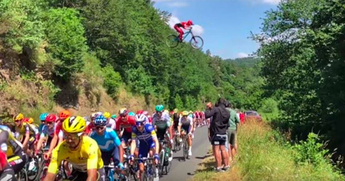 Vola con la mountain bike sopra la carovana del Tour de France brividi