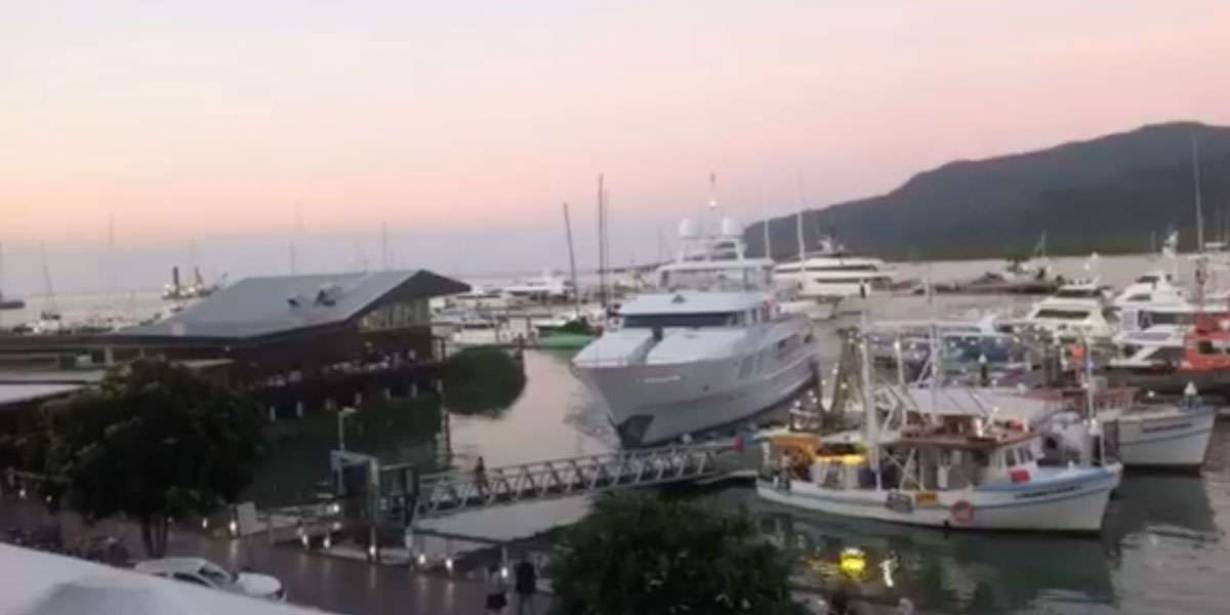 Lenorme Yacht si schianta contro il molo il video