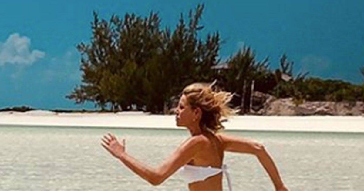Alessia Marcuzzi ai Caraibi la corsa sulle acque cristalline in bikini bianco conquista i follower