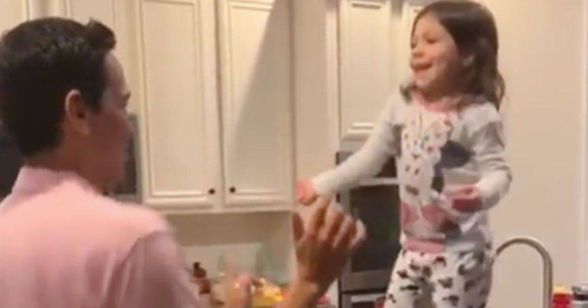 Ballano la salsa in cucina padre e figlia diventano famosi nel web