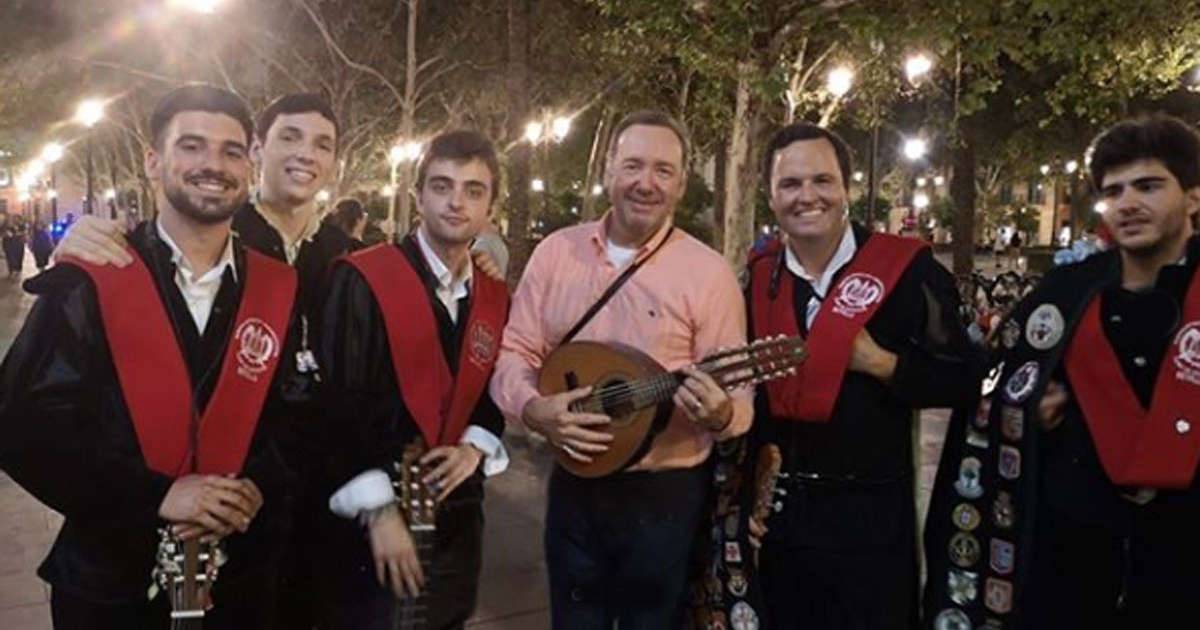 Kevin Spacey canta La Bamba in strada a Siviglia il video