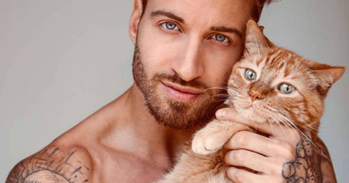 Travis DesLaurier le foto con il gatto Jacob su Instagram