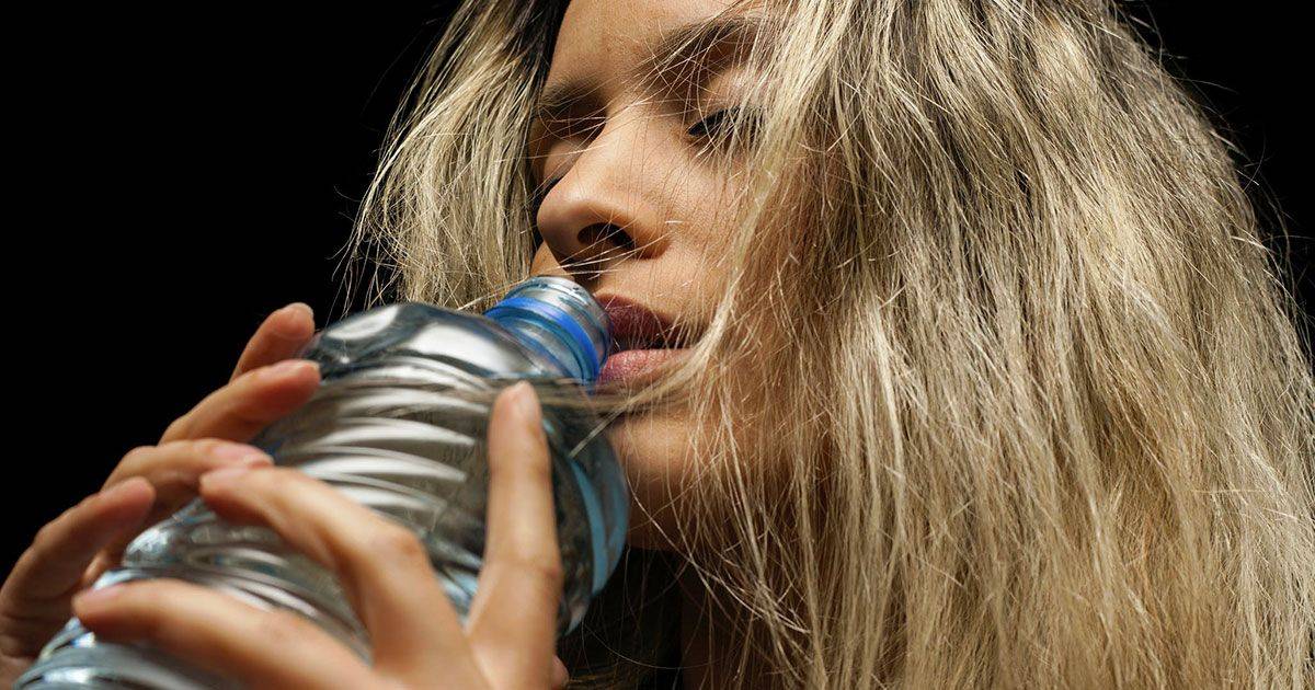 La scienza spiega perché abbiamo bisogno di bere acqua durante la notte