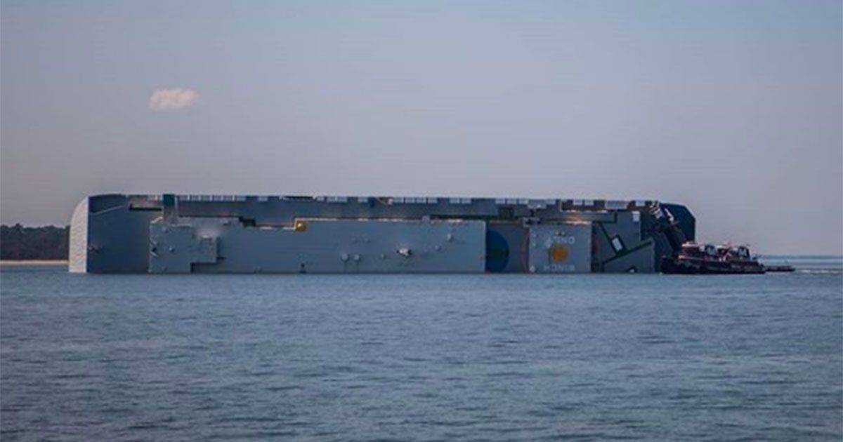 Cargo capovolto guardia costiera salva lequipaggio nella sala macchine