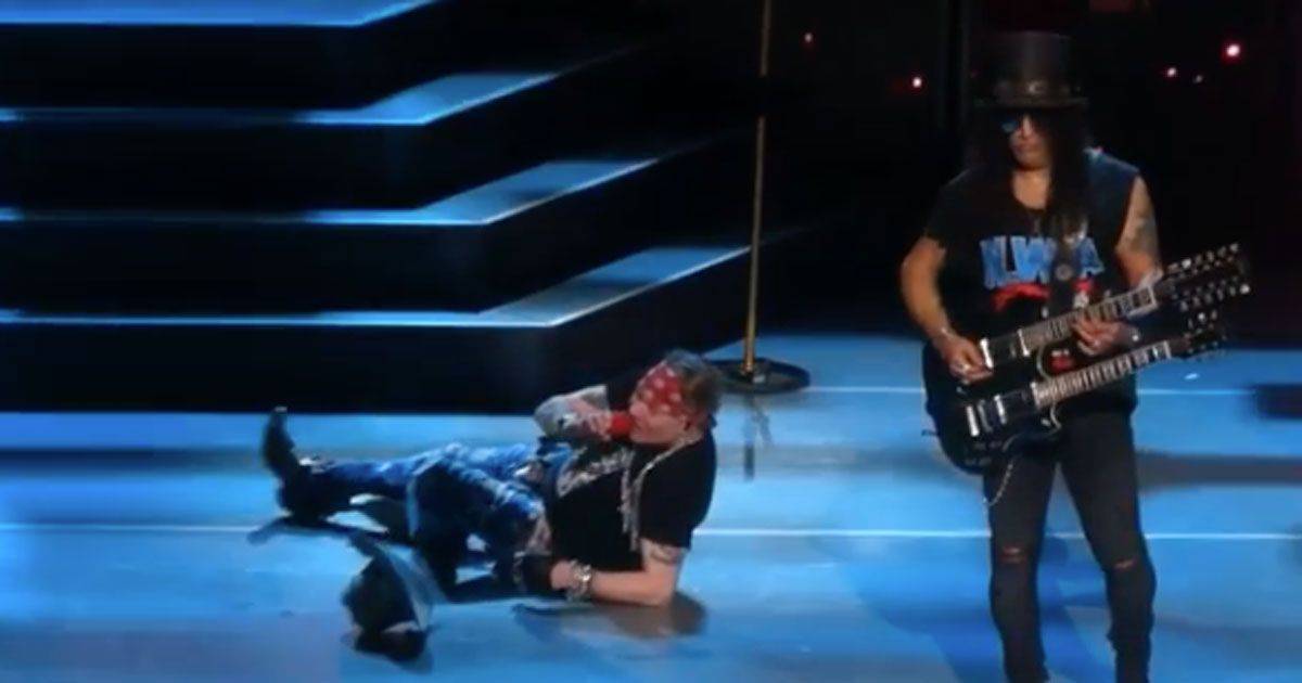 Guns N Roses Axl cade dal palco durante il concerto il video 