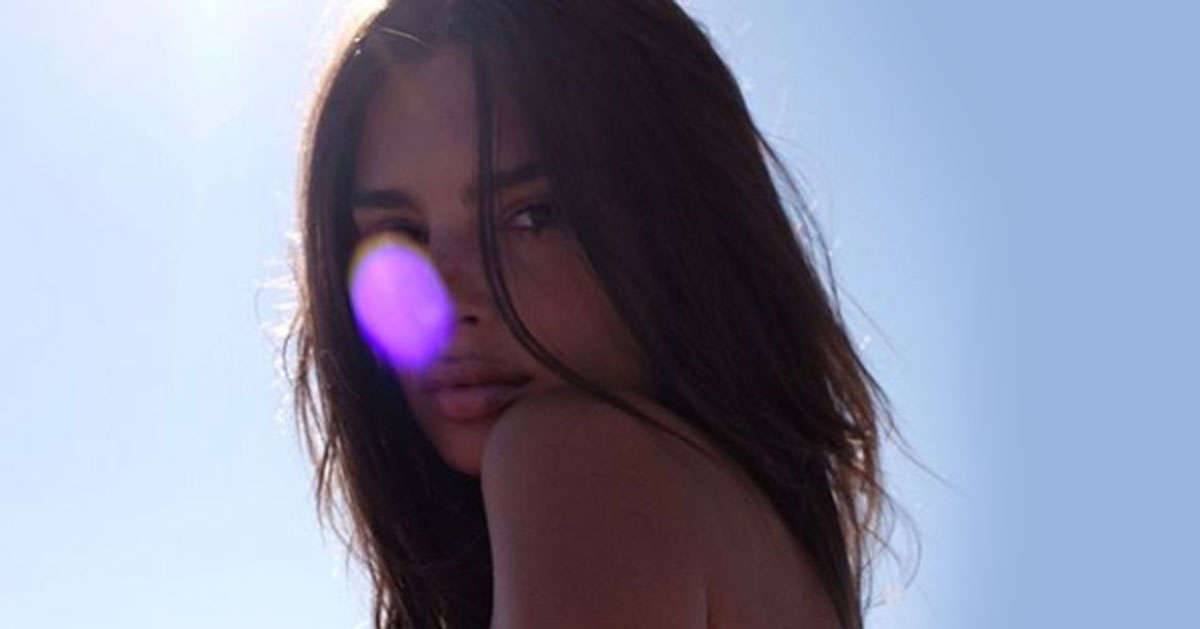 Emily Ratajkowski prende il sole nuda la foto scatena Instagram