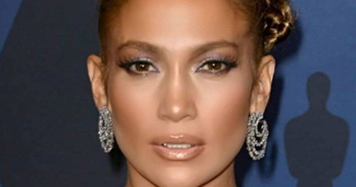 Jennifer Lopez taglia i capelli e diventa regina di stile