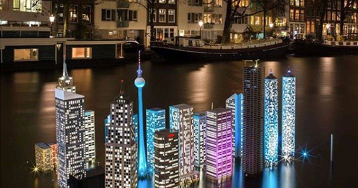 Le luci nei canali e nelle vie di Amsterdam rendono il Natale pi magico