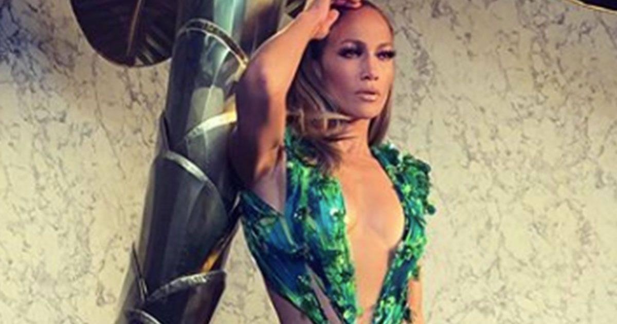 Jennifer Lopez si esibisce al SNL con liconico Jungle Dress