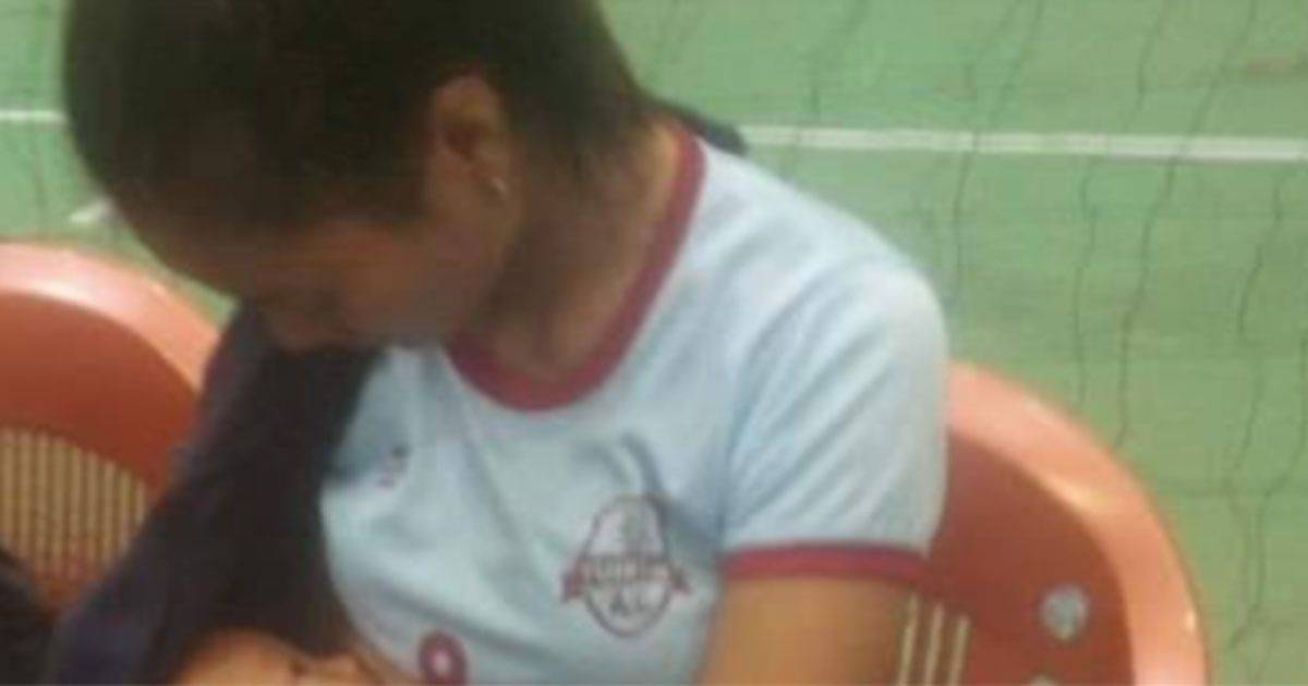 La pallavolista interrompe il gioco per allattare al seno limmagine fa il giro del web