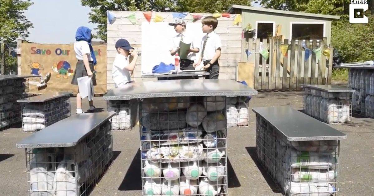 Questi bambini hanno costruito unaula riciclando 3000 bottiglie
