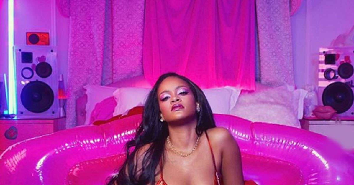 Rihanna le foto per San Valentino fanno impazzire Instagram