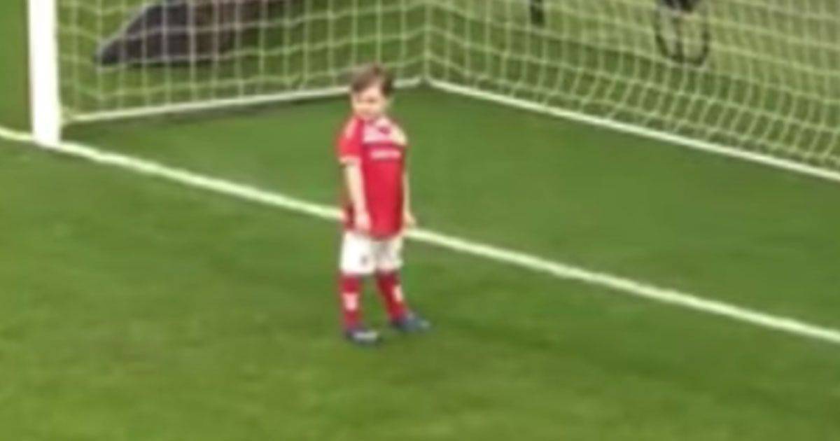 Bimbo di 4 anni ruba la palla prima del calcio d8217inizio e fa gol il video