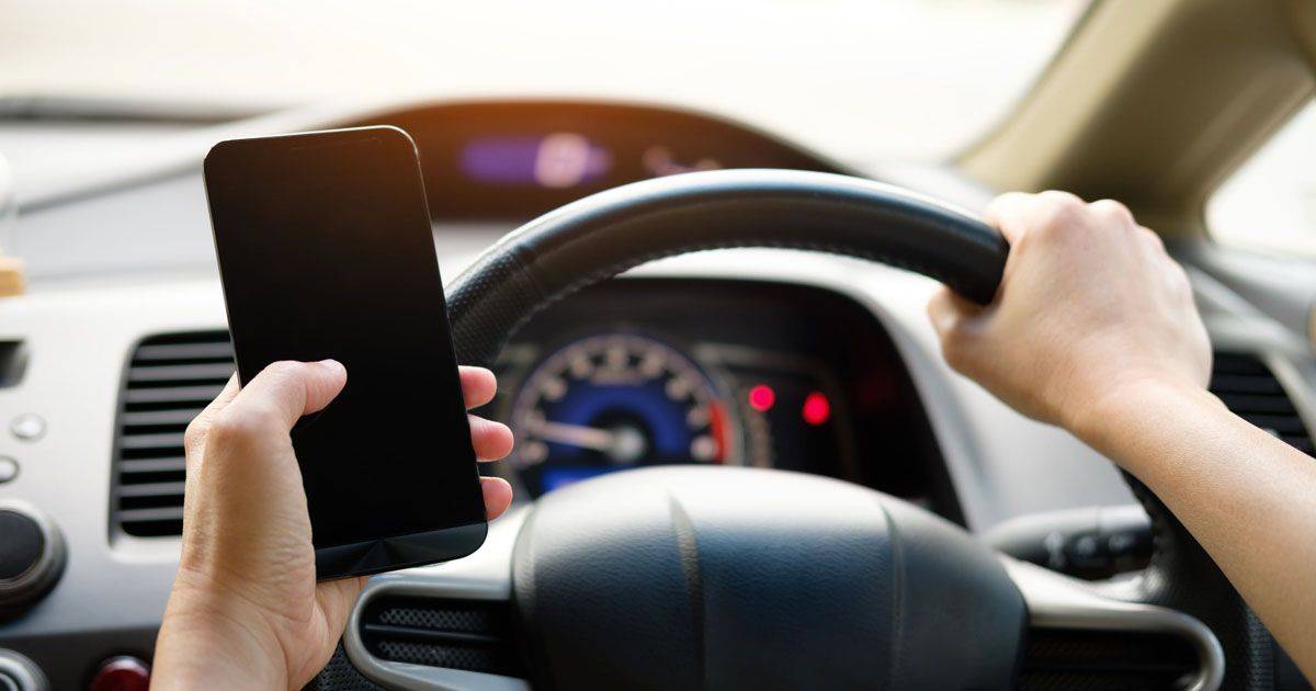 Multe fino a 1700 euro per chi usa il cellulare mentre guida
