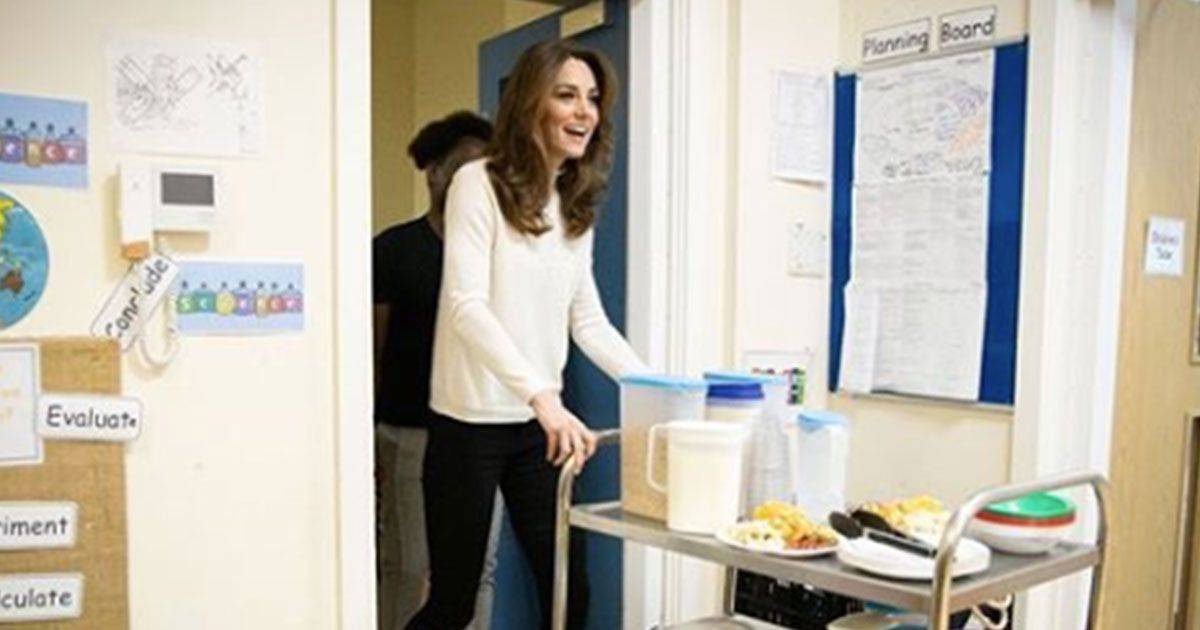 Kate Middleton serve la colazione in un asilo le foto conquistano tutti
