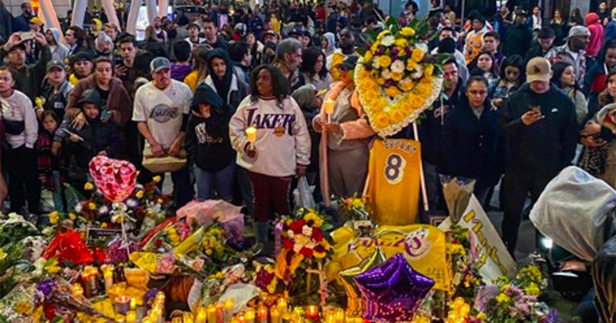 Addio a Kobe Bryant migliaia di persone si sono riunite davanti allo Staples Center