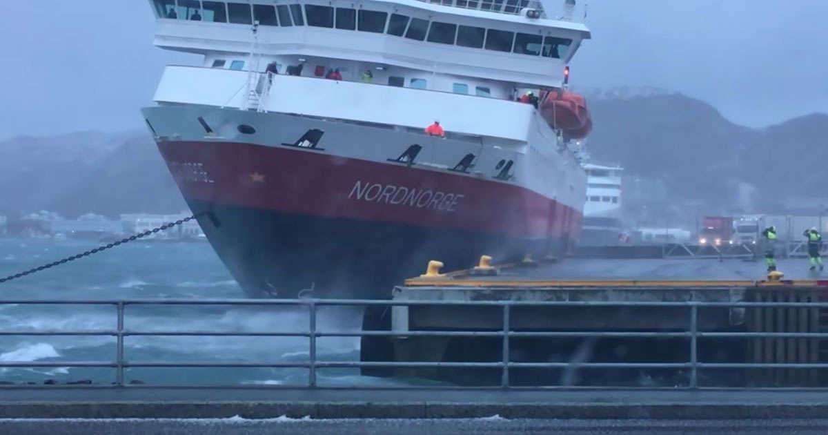 La tempesta spinge la nave contro il molo il video dellimpatto