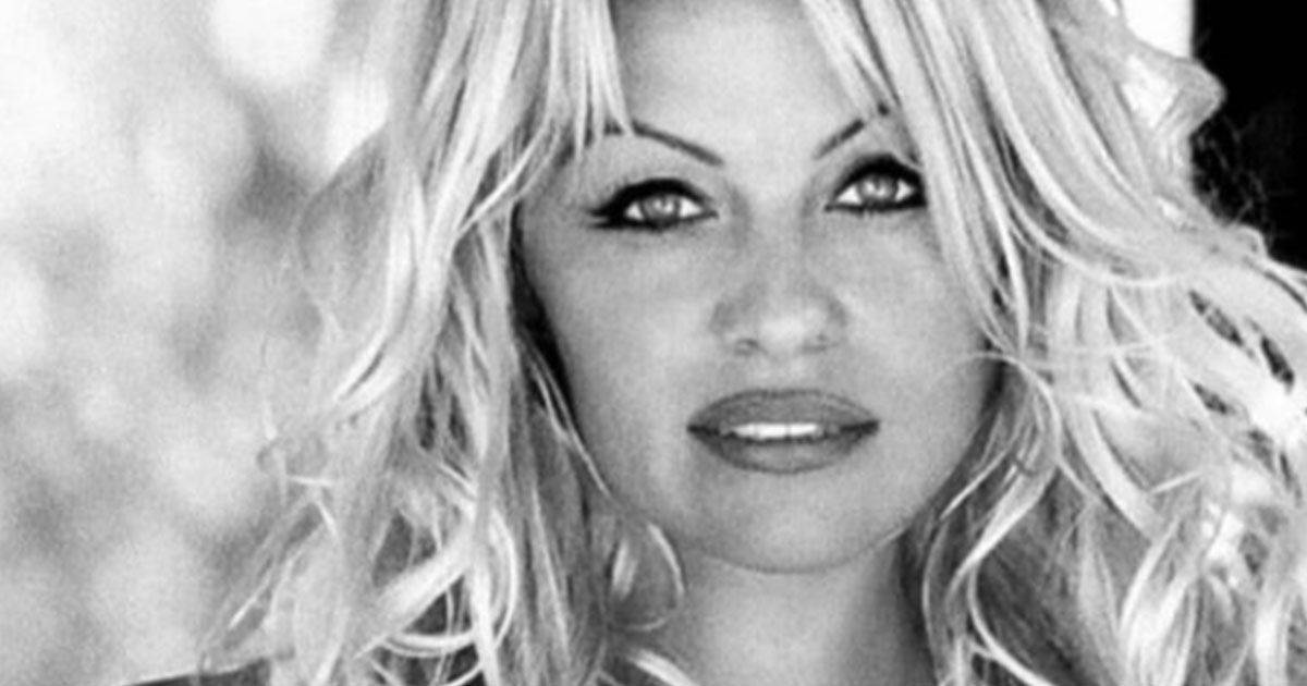 Pamela Anderson sposa a sorpresa Jon Peters il fidanzato di 30 anni fa