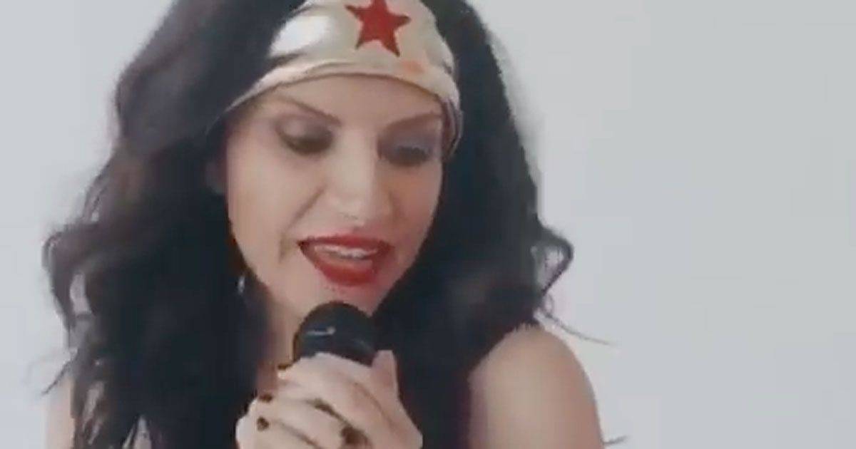 Laura Pausini diventa Wonder Woman il video su Instagram