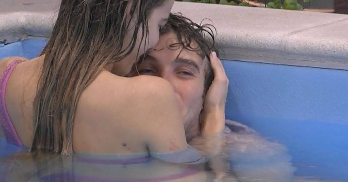 GF Vip il bacio in piscina tra Paolo Ciavarro e Clizia Incorvaia