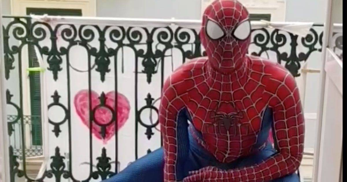 Spiderman si collega sui social per regalare un sorriso ai bambini in casa