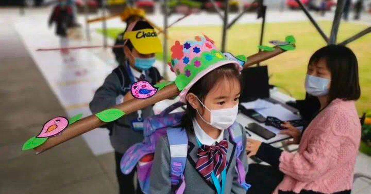 I cappelli usati dai bambini cinesi per il distanziamento sociale