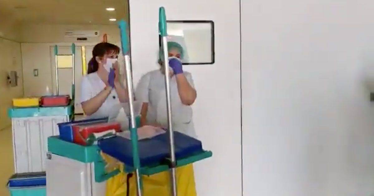 Gli infermieri applaudono gli addetti alle pulizie il video