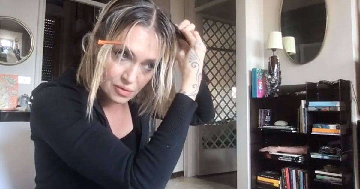 Paola Barale si taglia i capelli da sola a casa il videotutorial