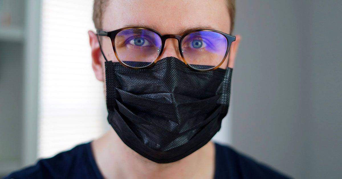 La mascherina viene percepita come un segno di debolezza dagli uomini lo dice uno studio