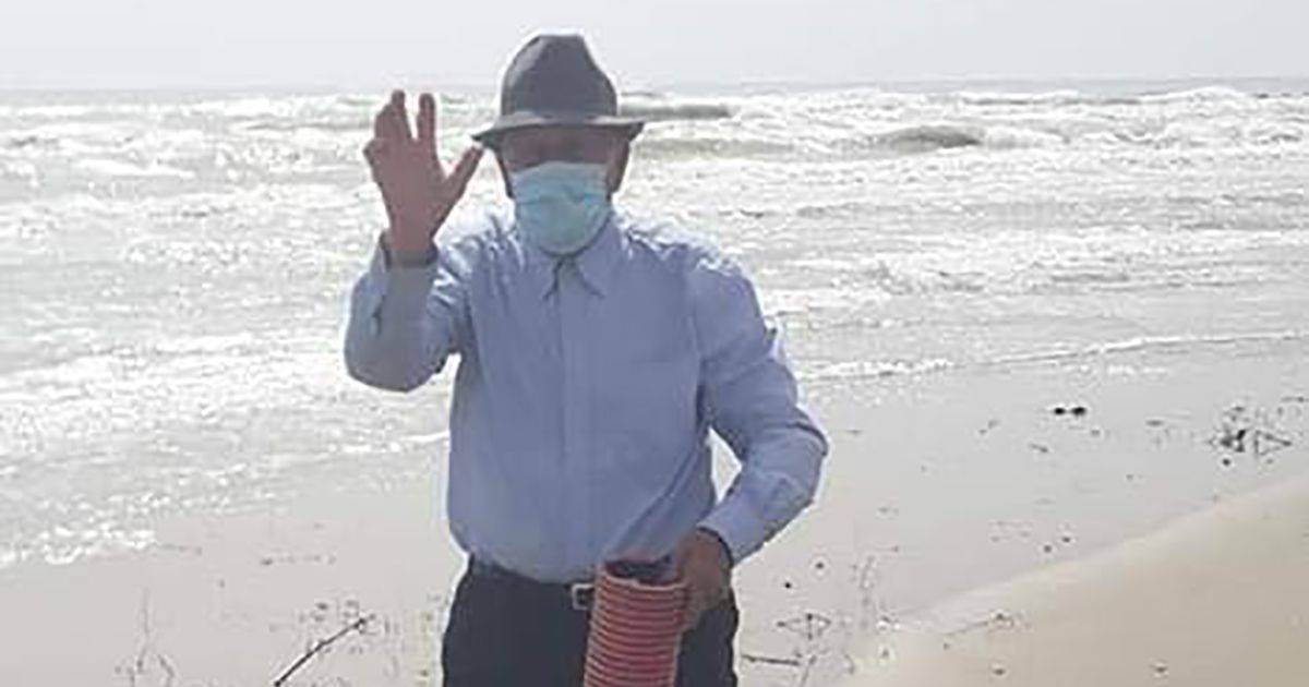 Nonno Pasquale ogni giorno fa 60km per pulire la spiaggia