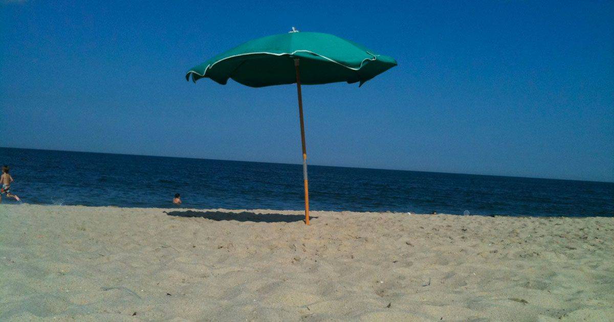 Termoscanner e ombrelloni distanti: le spiagge per l’estate 2020