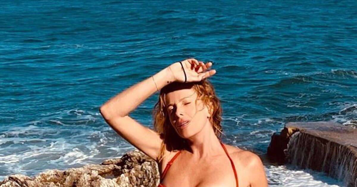 Alessia Marcuzzi su Instagram bikini rosso e curve mozzafiato