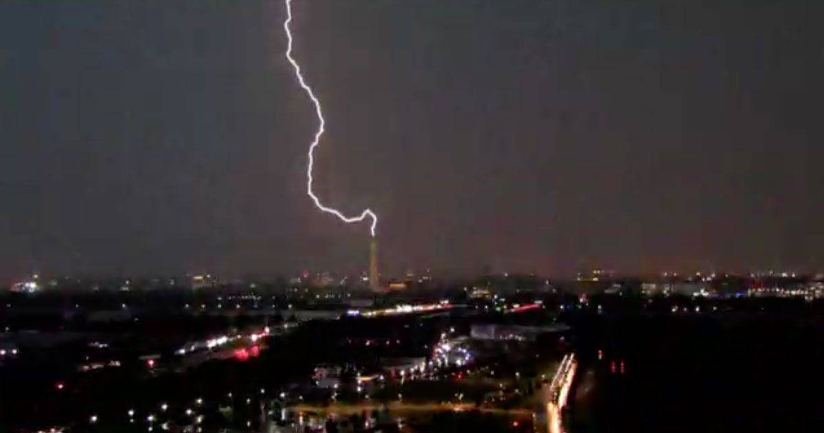 Un fulmine colpisce il monumento di Washington il video